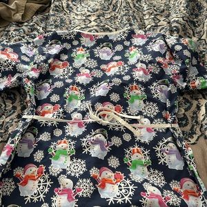 Snowman scrub too size 2x with tie in back